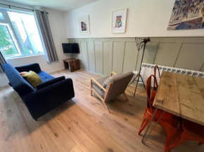 Montague central one bedroom flat with parking